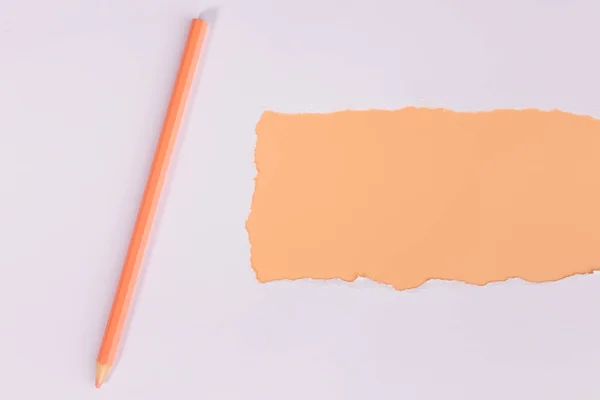 Bílý Natržený Papír Oranžovém Pozadí Tužkou — Stock fotografie