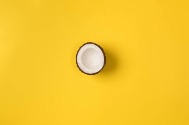 Yaz kompozisyonu. Sarı arka planda hindistan cevizi. Yaz konsepti. Düz döşeme, üst görünüm, kopyalama alanı