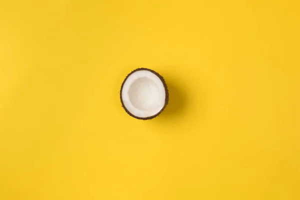夏の作曲 黄色の背景にココナッツ 夏のコンセプト フラットレイ トップビュー コピースペース — ストック写真