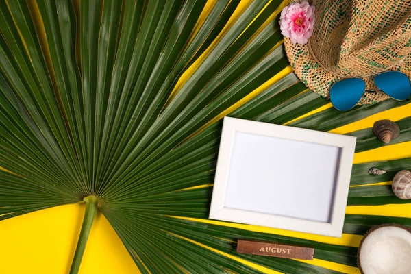 Elegante Composición Verano Con Marco Fotos Hojas Palma Verde Sombrero — Foto de Stock