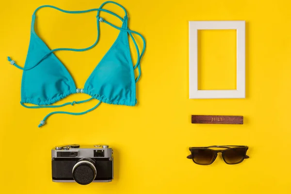 Kostium Kąpielowy Rama Kamera Okulary Przeciwsłoneczne Żółtym Tle Widok Góry — Zdjęcie stockowe