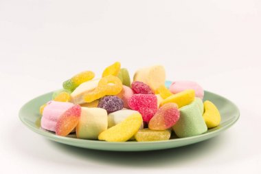 Beyaz bir arka plan üzerinde izole tatlılar ile Plaka. Marmelat ve lokum.