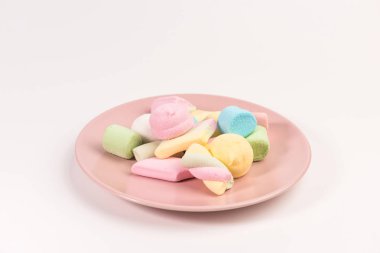 Beyaz arka planda izole marshmallowlu plaka.