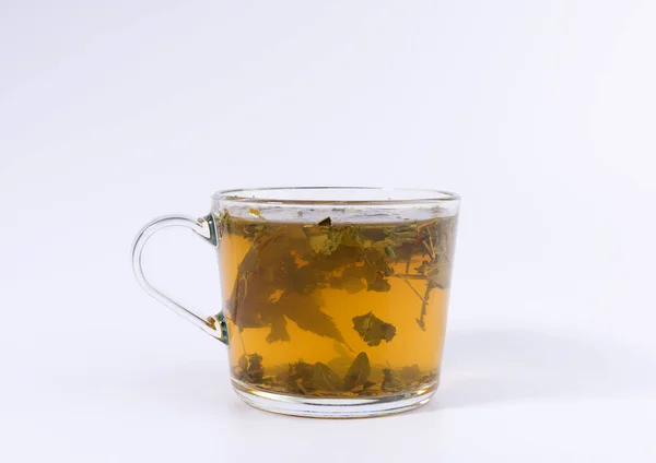 Tisane Verte Dans Une Tasse Transparente Isolée Sur Fond Blanc — Photo