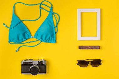 mayo, çerçeve, kamera, sarı arka plan üzerinde güneş gözlüğü, üst görünüm