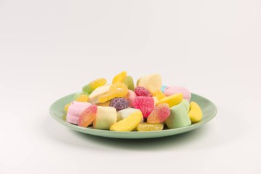 Beyaz bir arka plan üzerinde izole tatlılar ile Plaka. Marmelat ve lokum.