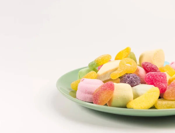 Bord Met Snoep Geïsoleerd Een Witte Achtergrond Gummy Snoepjes Marshmallow — Stockfoto