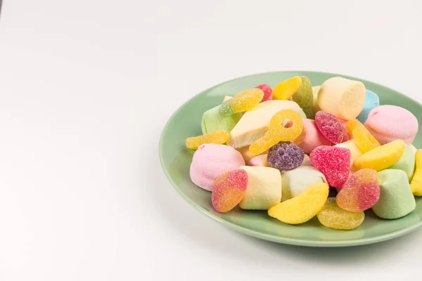 Bord Met Snoep Geïsoleerd Een Witte Achtergrond Gummy Snoepjes Marshmallow — Stockfoto