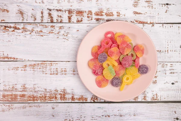 Assiette Rose Avec Des Bonbons Gommeux Isolés Sur Fond Blanc — Photo