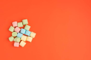 Marshmallow ile mercan kağıt arka plan. Rahat tatlı arka plan