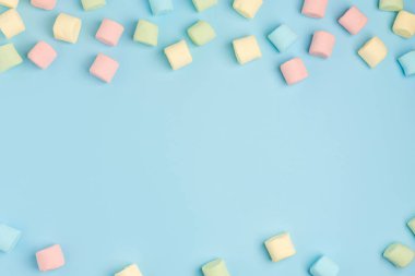 Marshmallow ile mavi kağıt arka plan. Rahat tatlı arka plan
