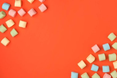 Yaşayan mercan, 2019 yılının rengi. Trendy pastel mercan arka plan üzerinde Mini marshmallows. Düz döşeme, kopyalama alanı