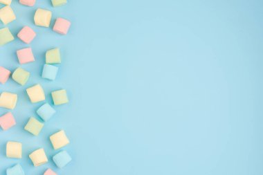 Marshmallowlu mavi arka plan. Rahat tatlı arka plan