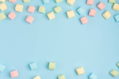 Mavi arka planda marshmallow. Rahat tatlı arka plan