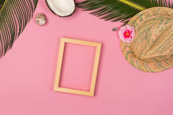 Elegante Composición Veraniega Con Marco Fotográfico Hojas Verdes Sombrero Sobre — Foto de Stock