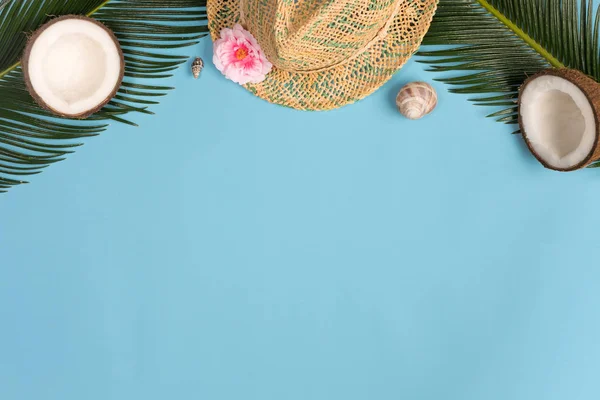 Concepto Vacaciones Verano Sombrero Con Estilo Cocos Hojas Palma Verde — Foto de Stock