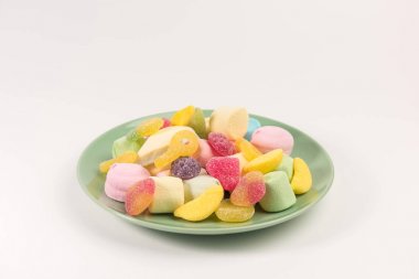 Beyaz bir arka plan üzerinde izole tatlılar ile Plaka. Marmelat ve lokum.