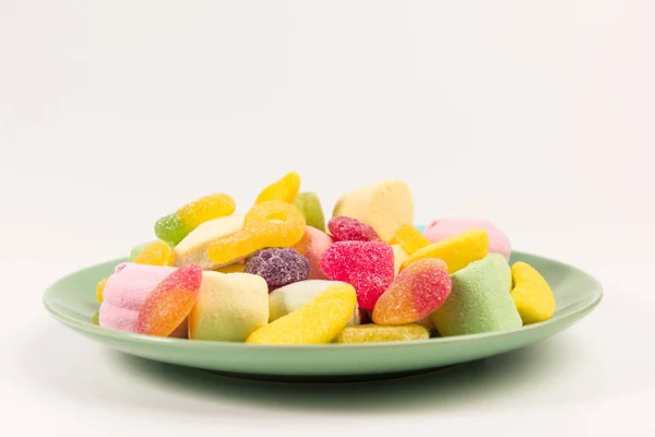 Bord Met Snoep Geïsoleerd Witte Achtergrond Gummy Snoepjes Marshmallow — Stockfoto