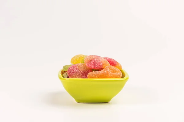 Kommetje Met Gummy Snoepjes Geïsoleerd Witte Achtergrond — Stockfoto