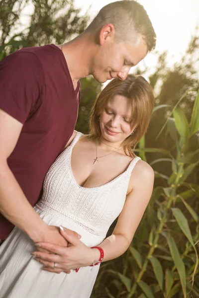 Hombre Cariñoso Mujer Embarazada Feliz Parque Floreciente Verano Feliz Pareja —  Fotos de Stock