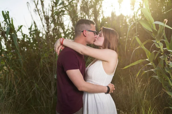 Momentos Felizes Juntos Feliz Jovem Casal Abraçando Beijando Livre — Fotografia de Stock