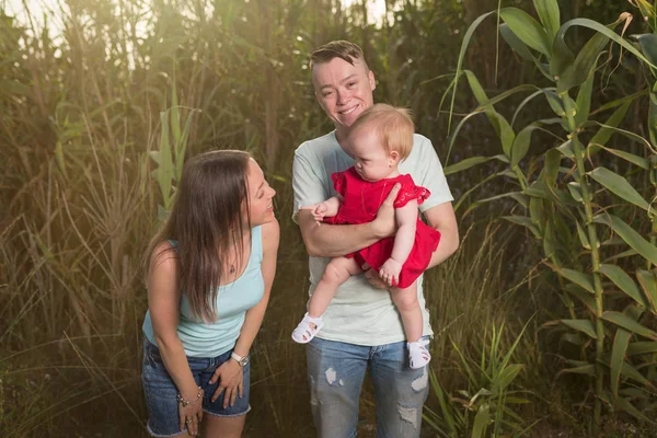 Glückliche Familie Die Draußen Spazieren Geht Eltern Halten Kind Händen — Stockfoto