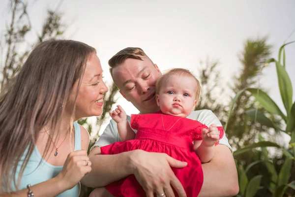 Porträt Eines Glücklichen Jungen Paares Mit Baby Mädchen Sommerpark — Stockfoto