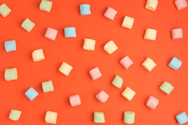 Marshmallow ile mercan kağıt arka plan. Rahat tatlı arka plan
