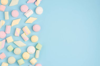Pastel mavi arka plan marshmallows. Rahat tatlı arka plan