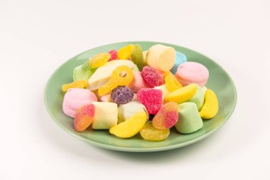 Beyaz bir arka plan üzerinde izole tatlılar ile Plaka. Sakızlı şekerler ve marshmallow.