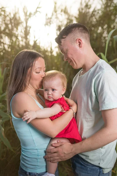 Glückliche Familie Abendlicht Des Parks Die Lichter Einer Sonne Mama — Stockfoto