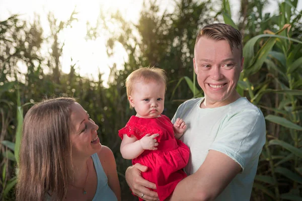 Mutlu Bir Aile Dışarıda Yürüyor Ebeveynler Çocuğu Elele Tutar Sevinirler — Stok fotoğraf