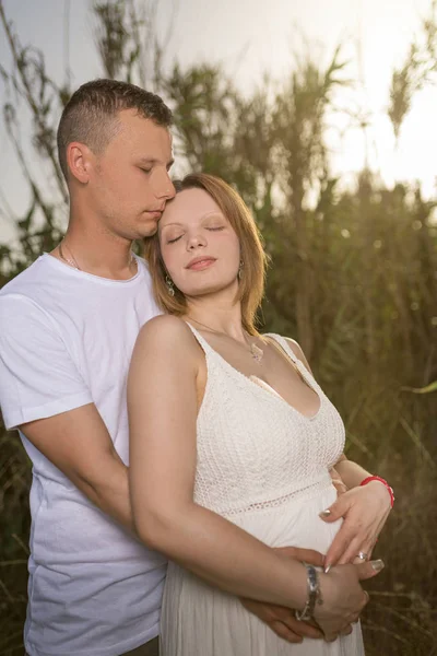 Glückliche Schwangere Frau Und Ihr Mann Park — Stockfoto