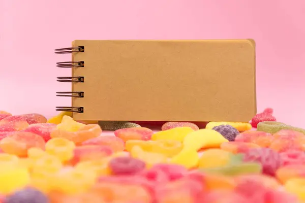 Rosa Papierhintergrund Mit Zuckerhaltigen Gelees Und Leerem Notizblock Platz Für — Stockfoto