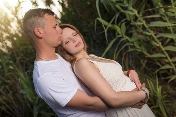 Momentos Felizes Juntos Jovem Casal Feliz Abraçando Sorrindo — Fotografia de Stock