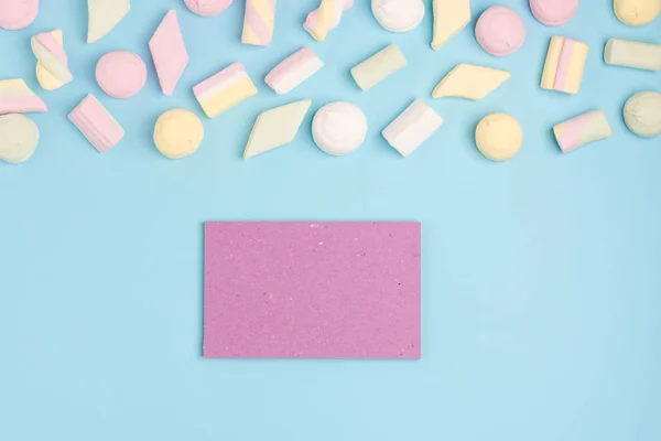 Fundo Papel Azul Com Marshmallow Bloco Notas Coloque Para Seu — Fotografia de Stock