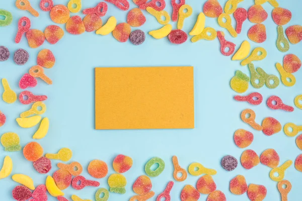 Blauer Papierhintergrund Mit Zuckerhaltigen Gelees Und Leerem Notizblock Platz Für — Stockfoto