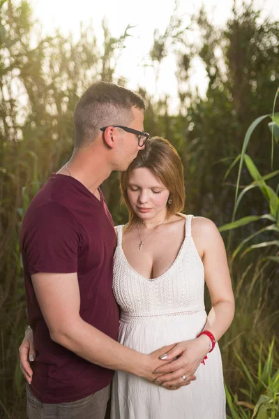 Hombre Cariñoso Mujer Embarazada Feliz Parque Verano Feliz Pareja Madura —  Fotos de Stock