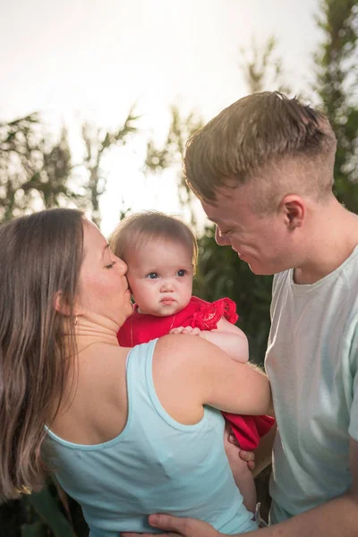 Junge Glückliche Familie Freien Eltern Halten Kind Händen Und Freuen — Stockfoto