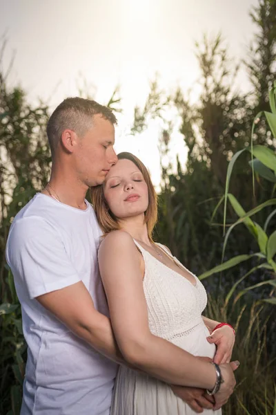 Feliz Embarazada Marido Parque —  Fotos de Stock