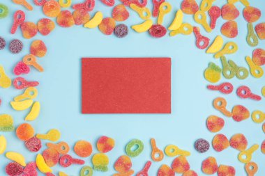 Tatlılar ve boş not defteri ile mavi kağıt arka plan. Metniniz için yerleştirin. Rahat tatlı arka plan