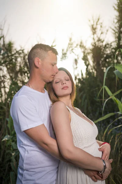 夏の公園で一緒に家族 女は妊娠している — ストック写真