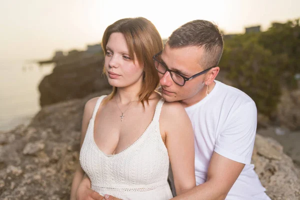 Feliz Joven Pareja Enamorada Junto Mar Atardecer —  Fotos de Stock