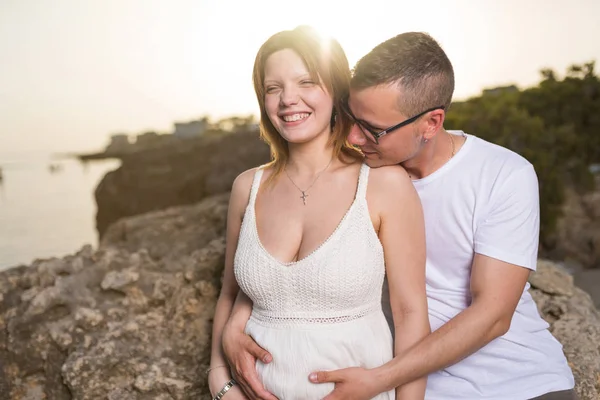 Casal Jovem Grávida Praia Pôr Sol Homem Abraçando Sua Mulher — Fotografia de Stock