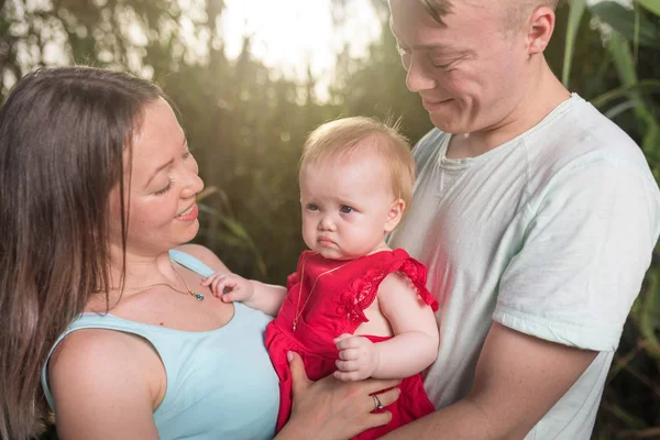 Счастливой Семьи Открытом Воздухе Родители Держат Ребенка Руках Радуются Счастливы — стоковое фото