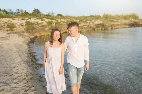 Pareja Cogida Mano Caminando Romántico Playa Vacaciones Viaje Puesta Sol —  Fotos de Stock