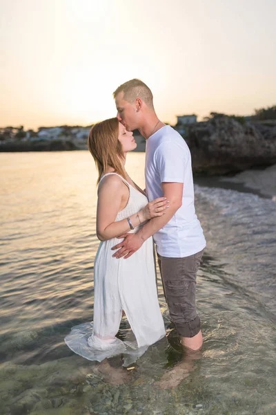 Mulher Grávida Abraçando Beijando Com Seu Marido Praia Pôr Sol — Fotografia de Stock