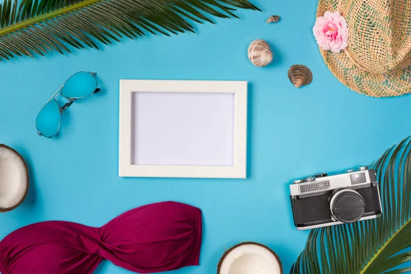 Marco Fotos Con Accesorios Playa Sobre Fondo Azul Vista Superior — Foto de Stock