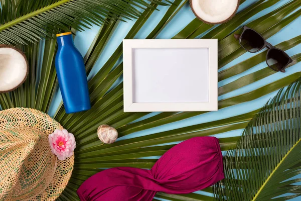 Tema Playa Sobre Fondo Azul Accesorios Playa Hojas Palma Marco — Foto de Stock