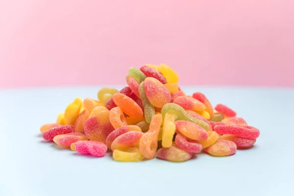 Bonbons Sucrés Isolés Sur Fond Rose — Photo